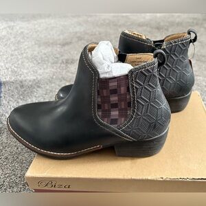 Biza Women’s Cora Boots - Size 41 - New With Tags/Box - Leather Ankle Boots